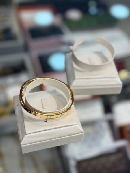 ستاند اساورة