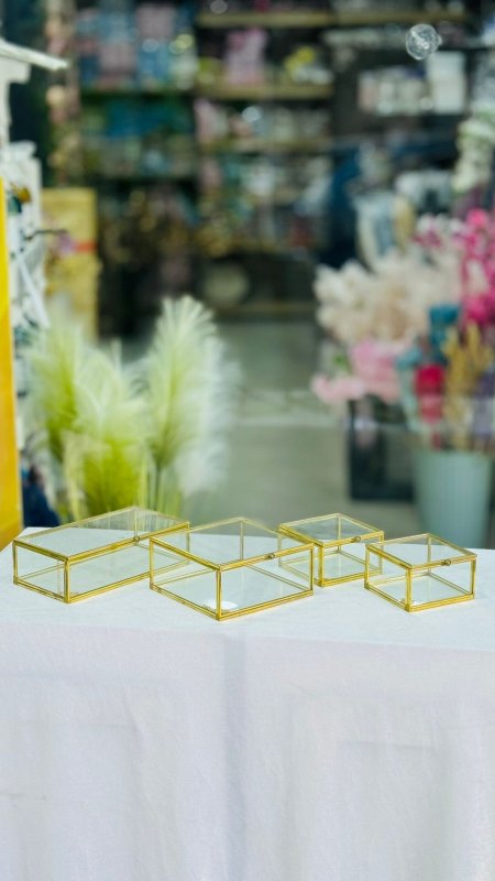 علب زجاجية مربعة