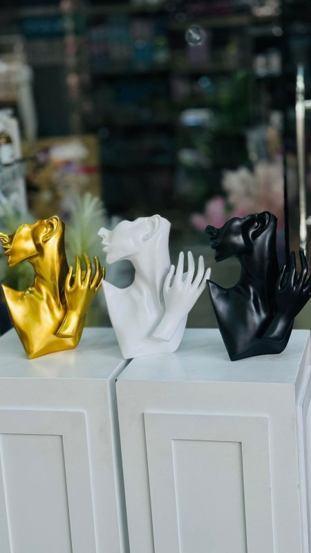 مجسم جبصين مع يد